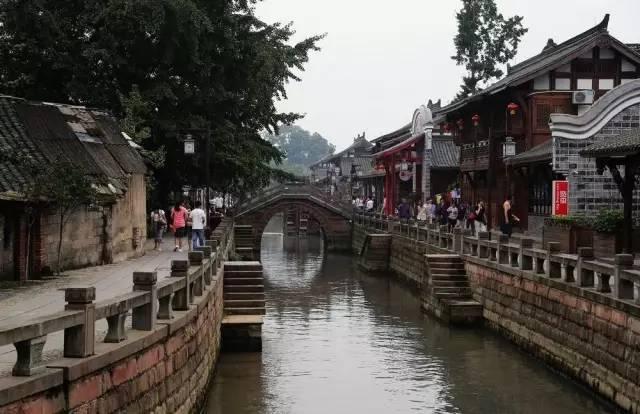 琳娜整理房间